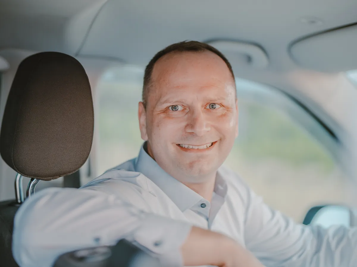 Komfort-Van von Taxi Kegl Balazs Kegl am Steuer seines Taxis